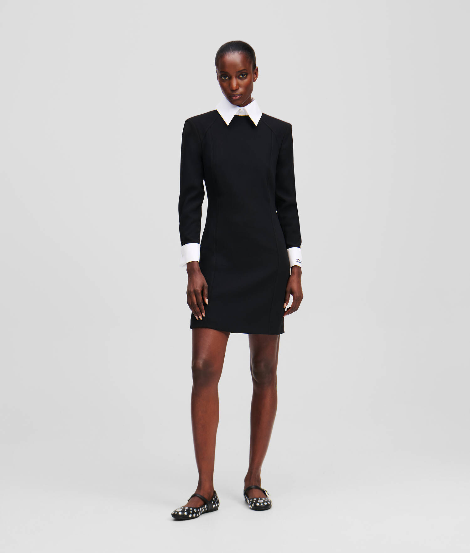 ROBE À COL BLANC