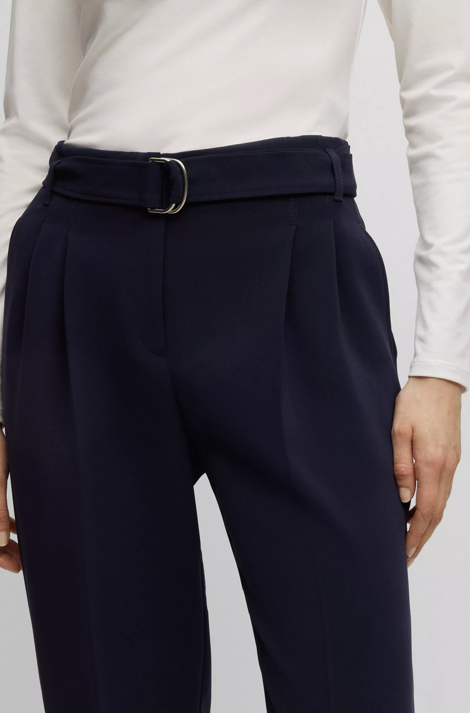 Calça BOSS Black-Belted de corte regular em crepe japonês.
