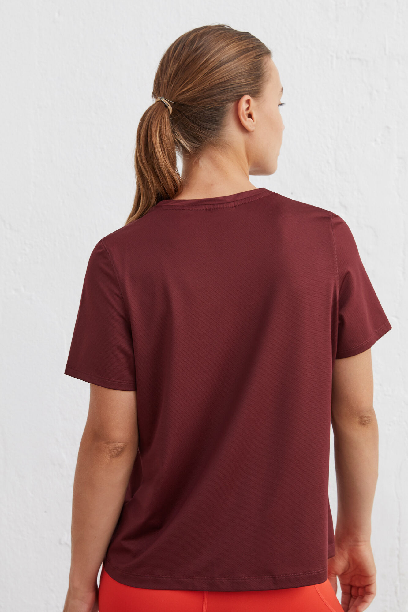Camiseta técnica respirável na cor bordô - estampa