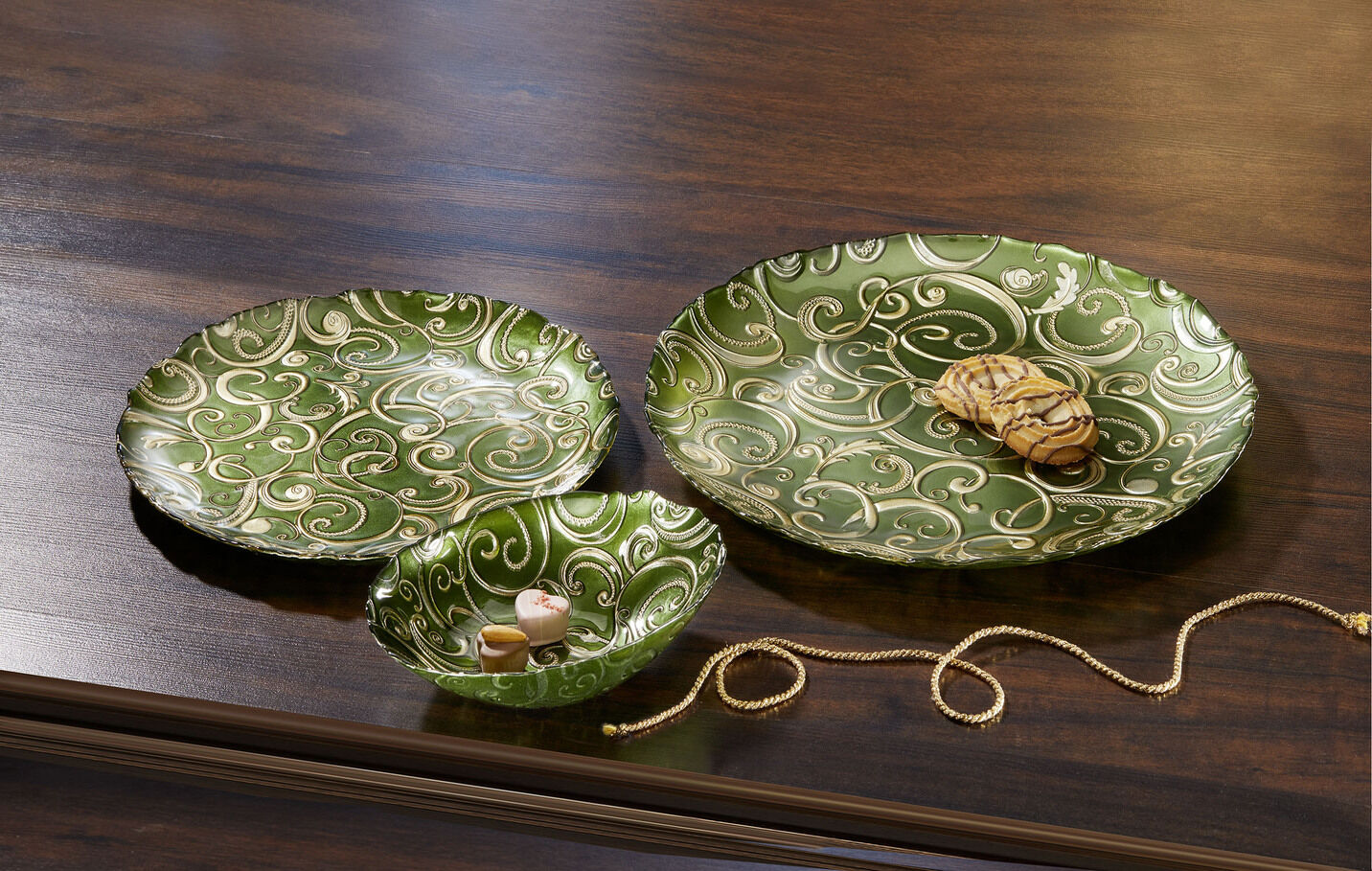 Teller und Schalen aus Glas mit goldfarbenen Relief