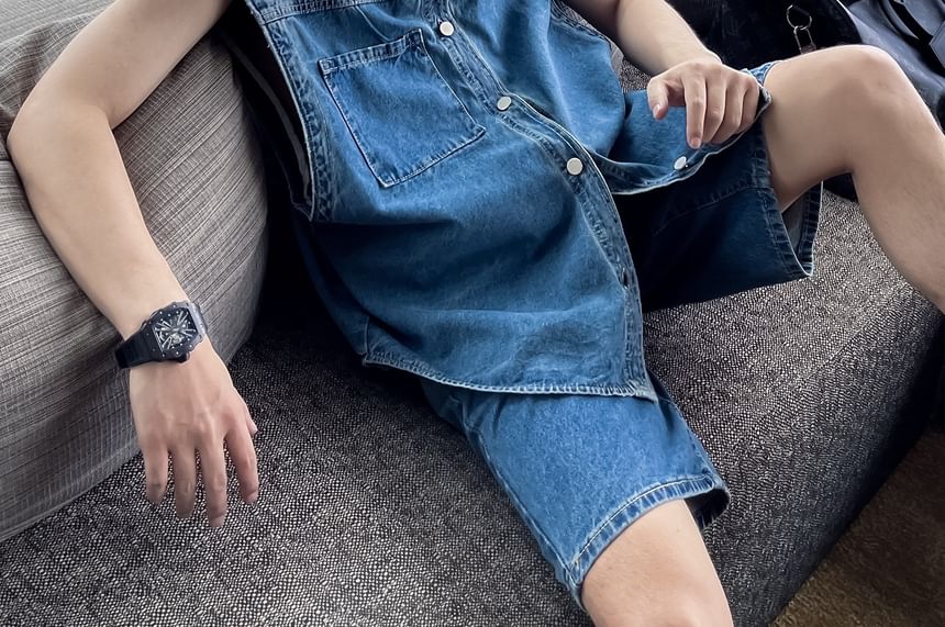 Adotuastic - Mouwloos, gewassen denim vest met kraag en knoopjes / denim shorts met gemiddelde taille
