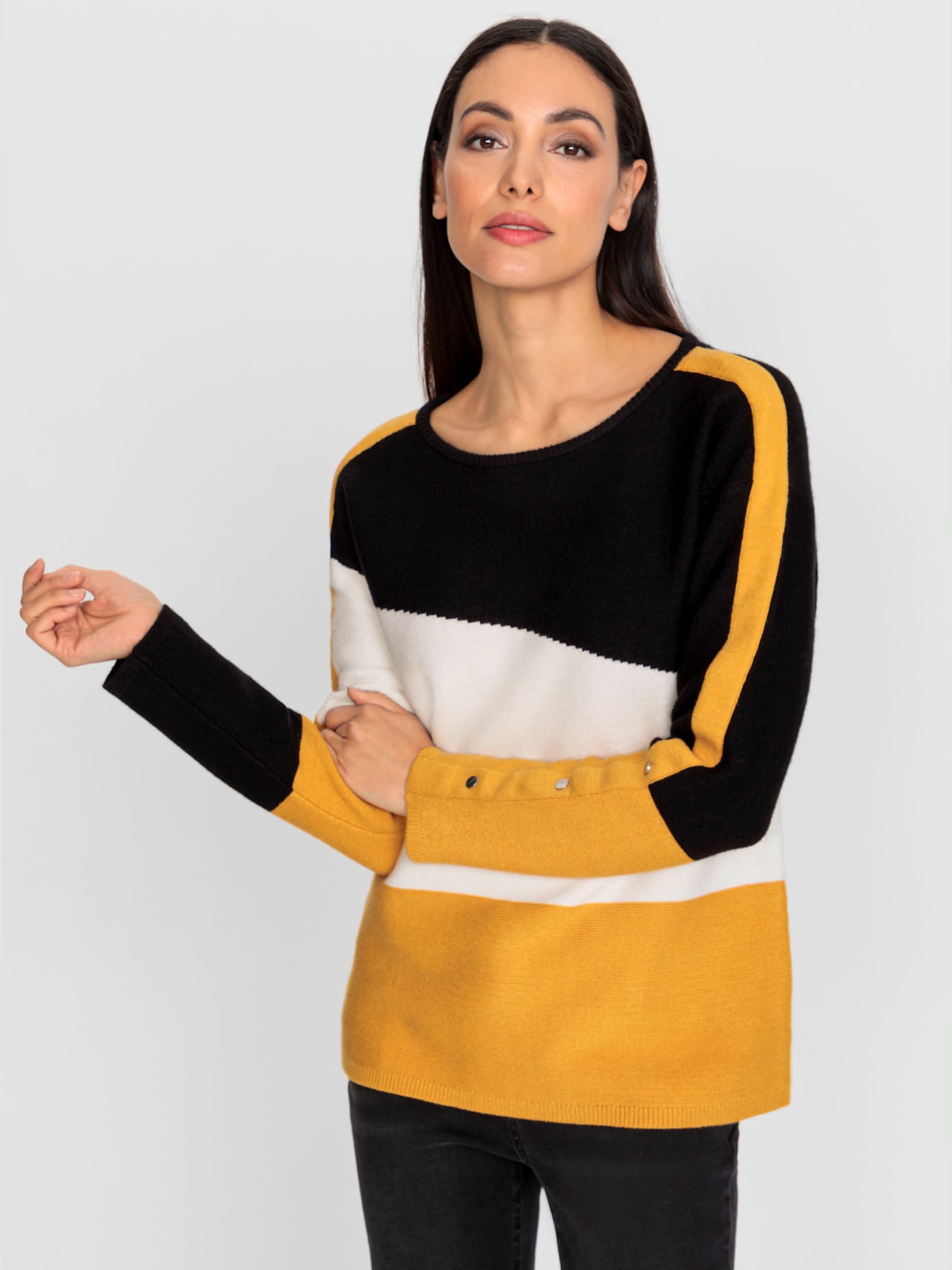 Pull avec boutons-pression décoratifs aux manches
