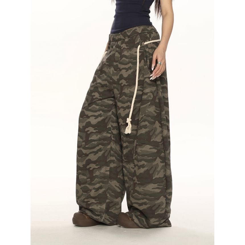 Berrytrix - Wijde, baggy broek met camouflageprint en middelhoge taille