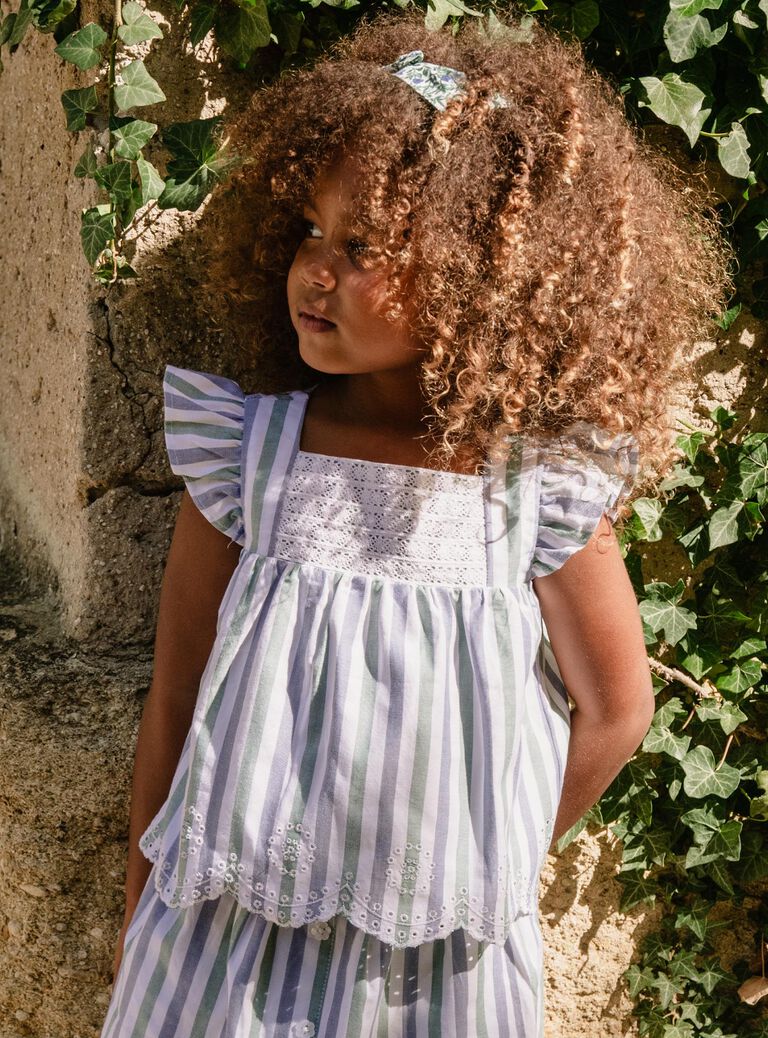 Blouse écrue volantée à rayures bleu et vert