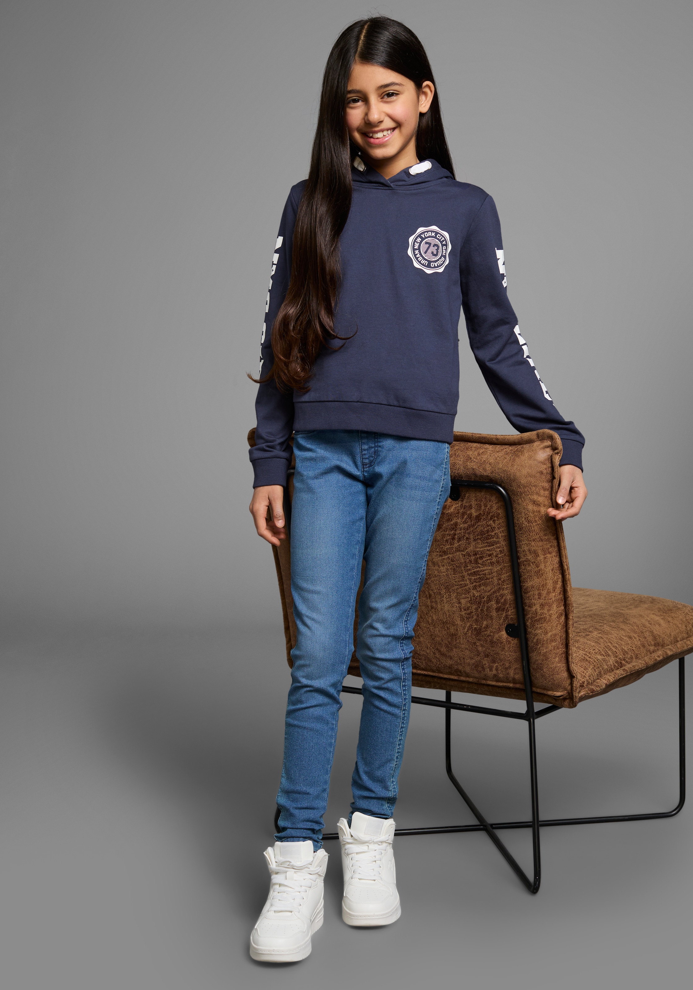 KIDSWORLD Kapuzensweatshirt »Shirt mit Ärmelprint«, Langarm,  mit stylischem Print,  mit Kapuze,  aus Baumwolle