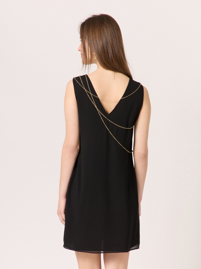 Robe courte avec chaines au dos