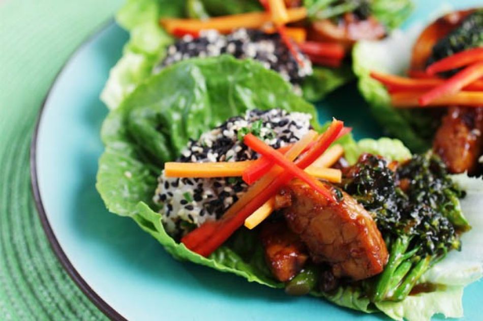 Slawraps met tempeh en teriyaki broccoli