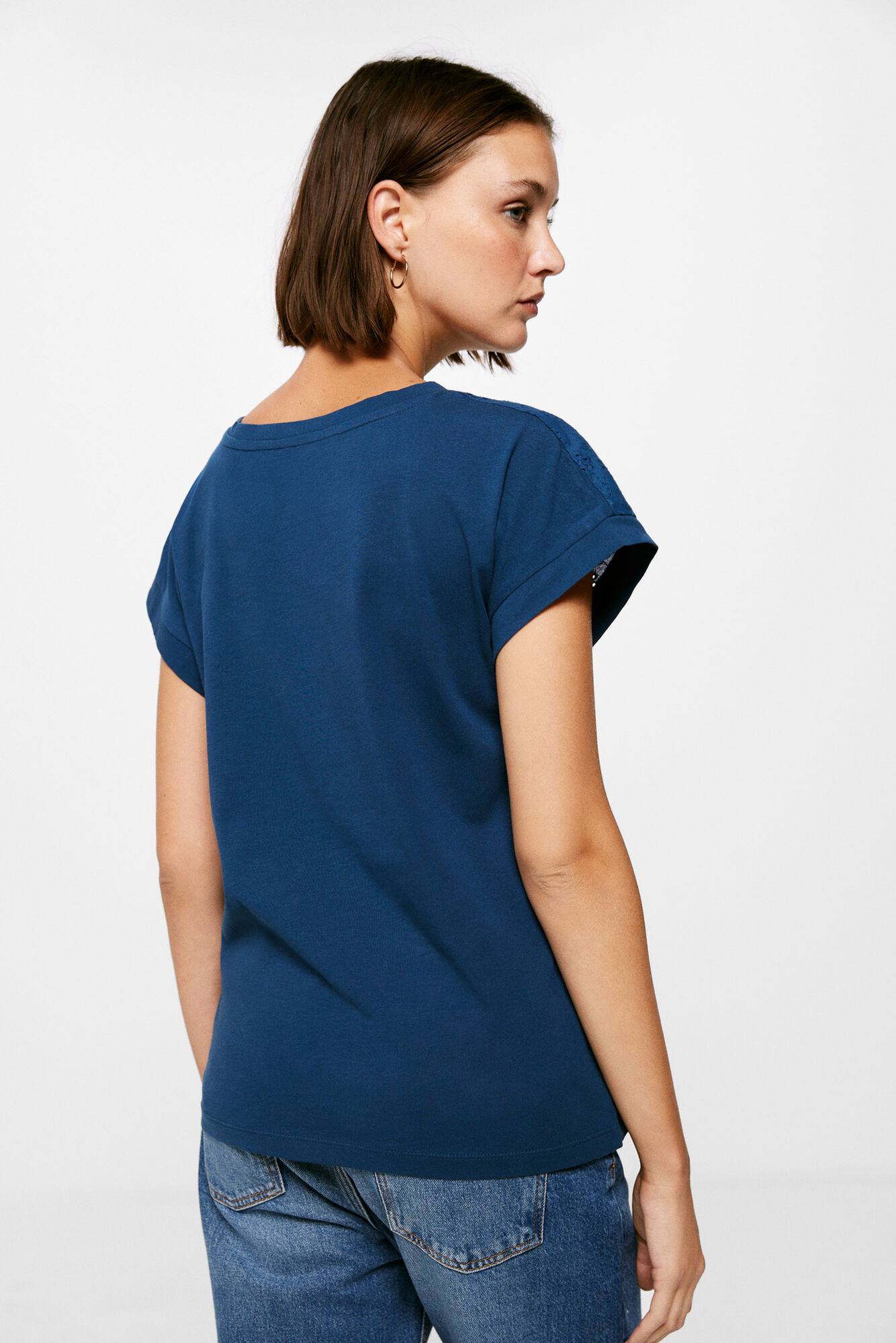 Camiseta com pala bordada suíça