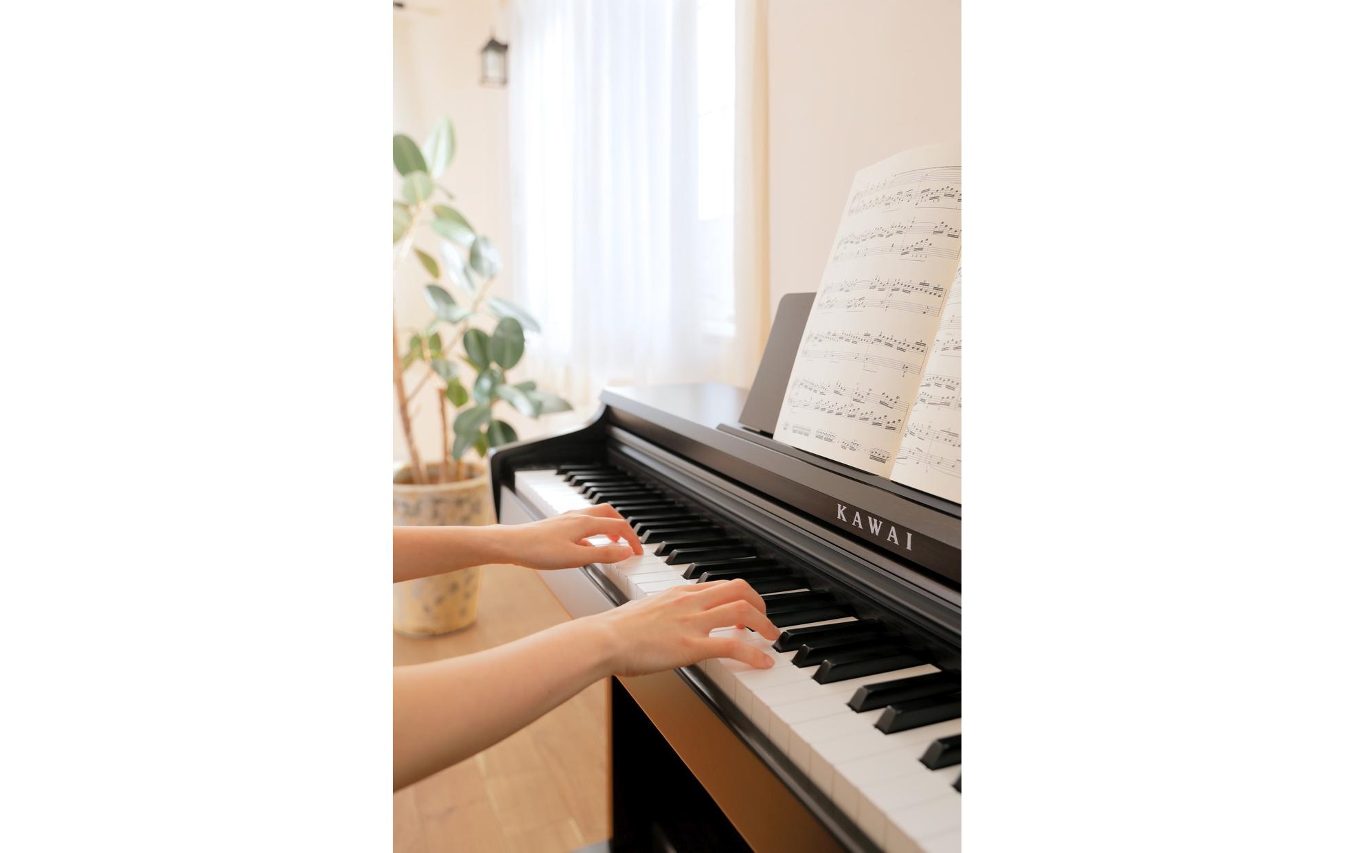 E-Piano KDP-120 – Rosenholz<br>Digitalpiano mit Flügelanschlag und -ton sowie Bluetooth- und USB-Anschlussmöglichkeit