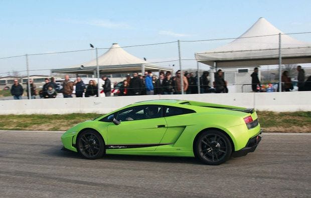 Lamborghini fahren auf der Rennstrecke bei Mailand
