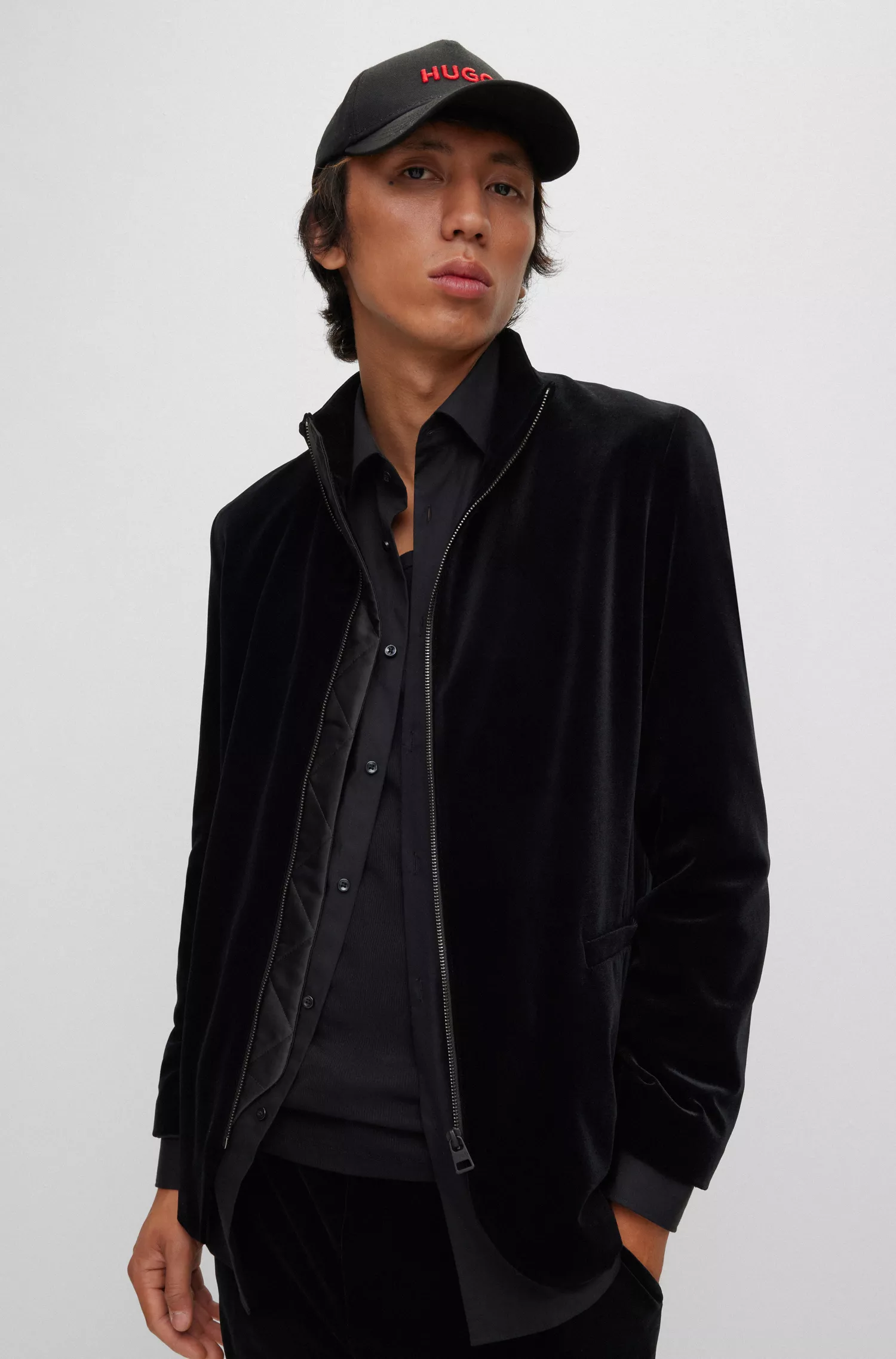 Jaqueta HUGO vermelha, extra slim fit, em veludo elástico.