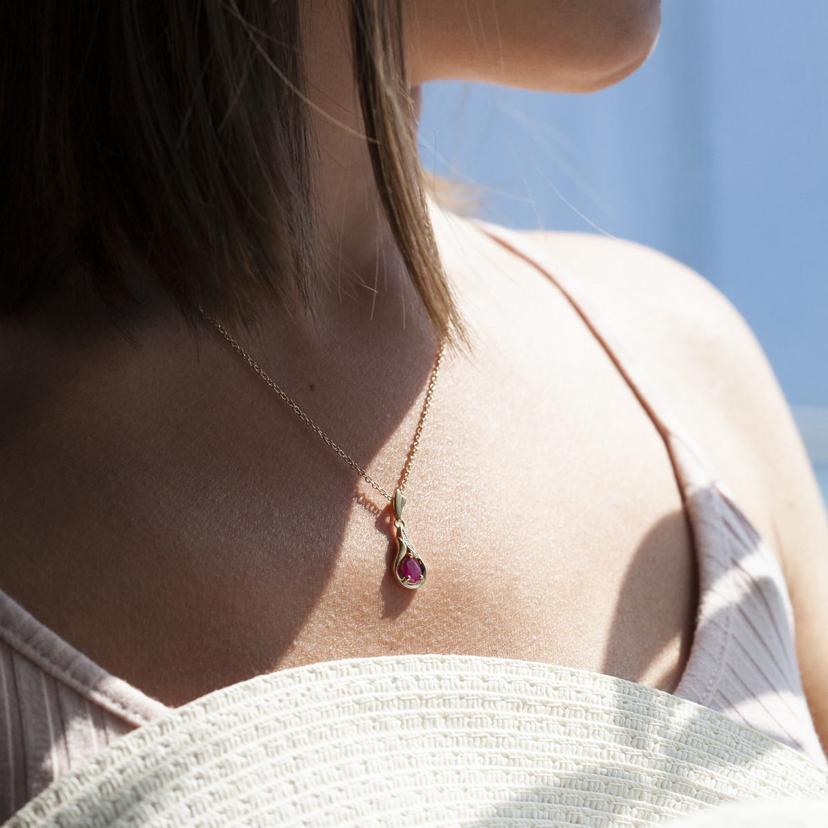 Collier or 375 2 tons rubis taille poire et diamants 45 cm