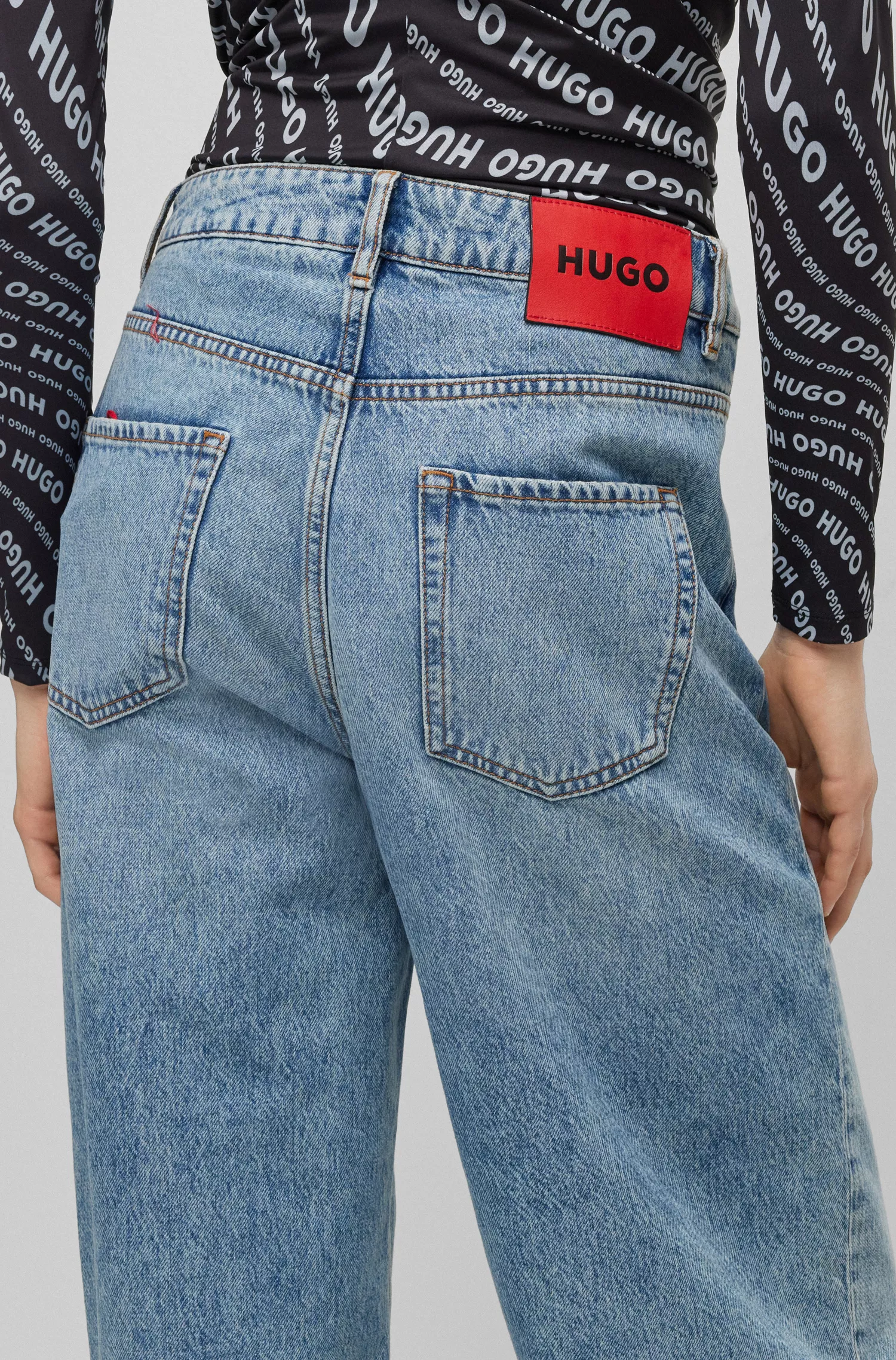 Calça jeans HUGO vermelha, modelagem relaxada, em denim rígido azul.