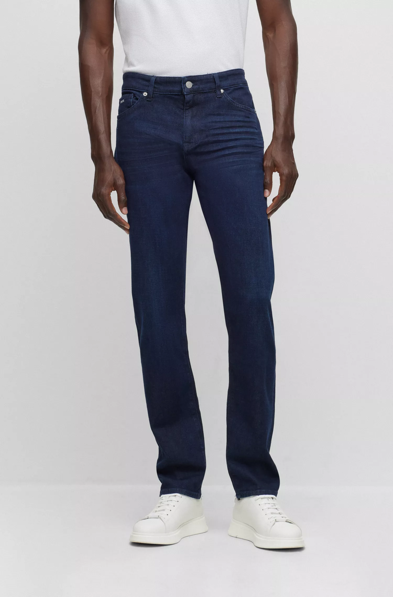 Calça jeans BOSS preta, corte regular, em denim azul-escuro com toque de cashmere.