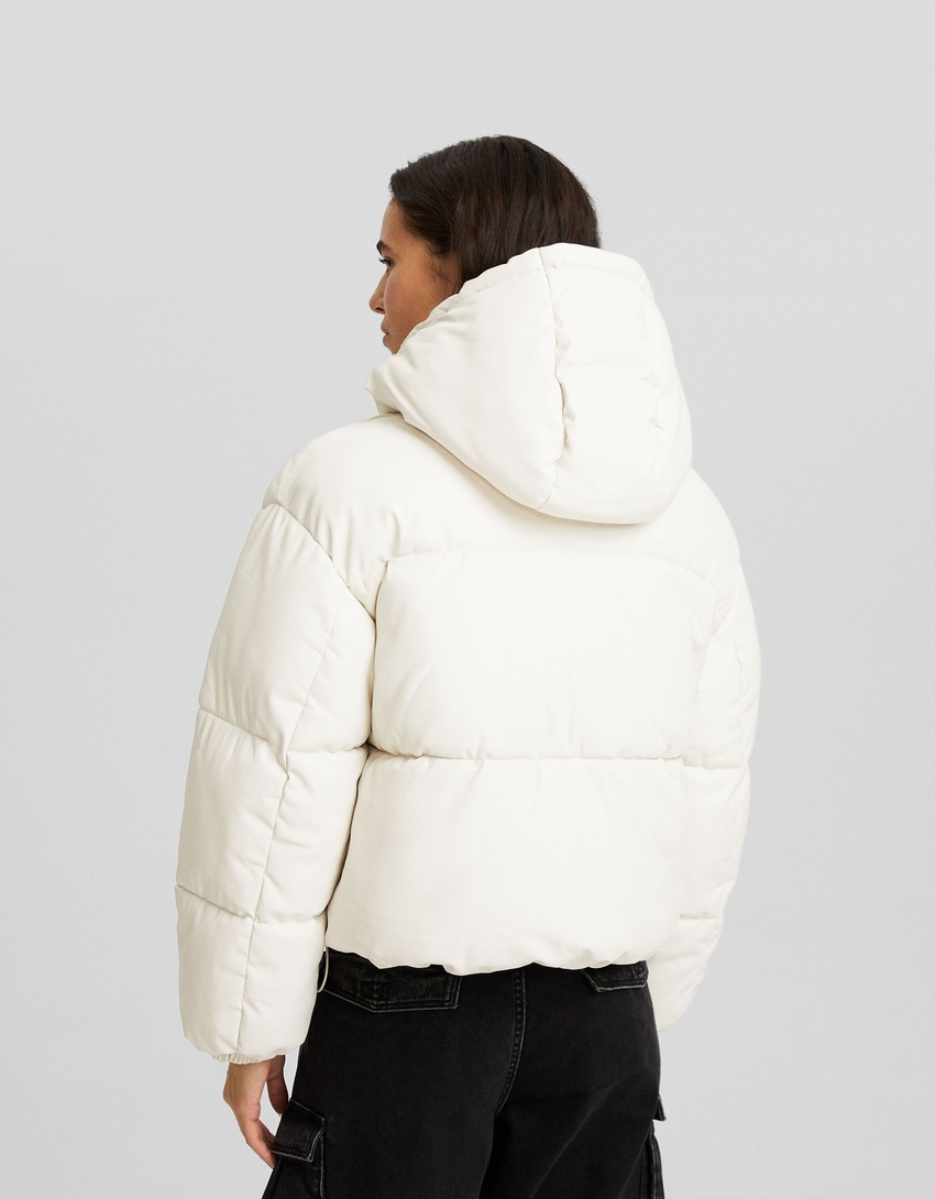 Jaqueta puffer com efeito de couro e capuz.