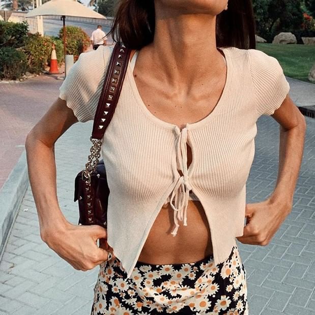 Femme Cradle - Geribbelde crop top met korte mouwen en strik aan de voorkant