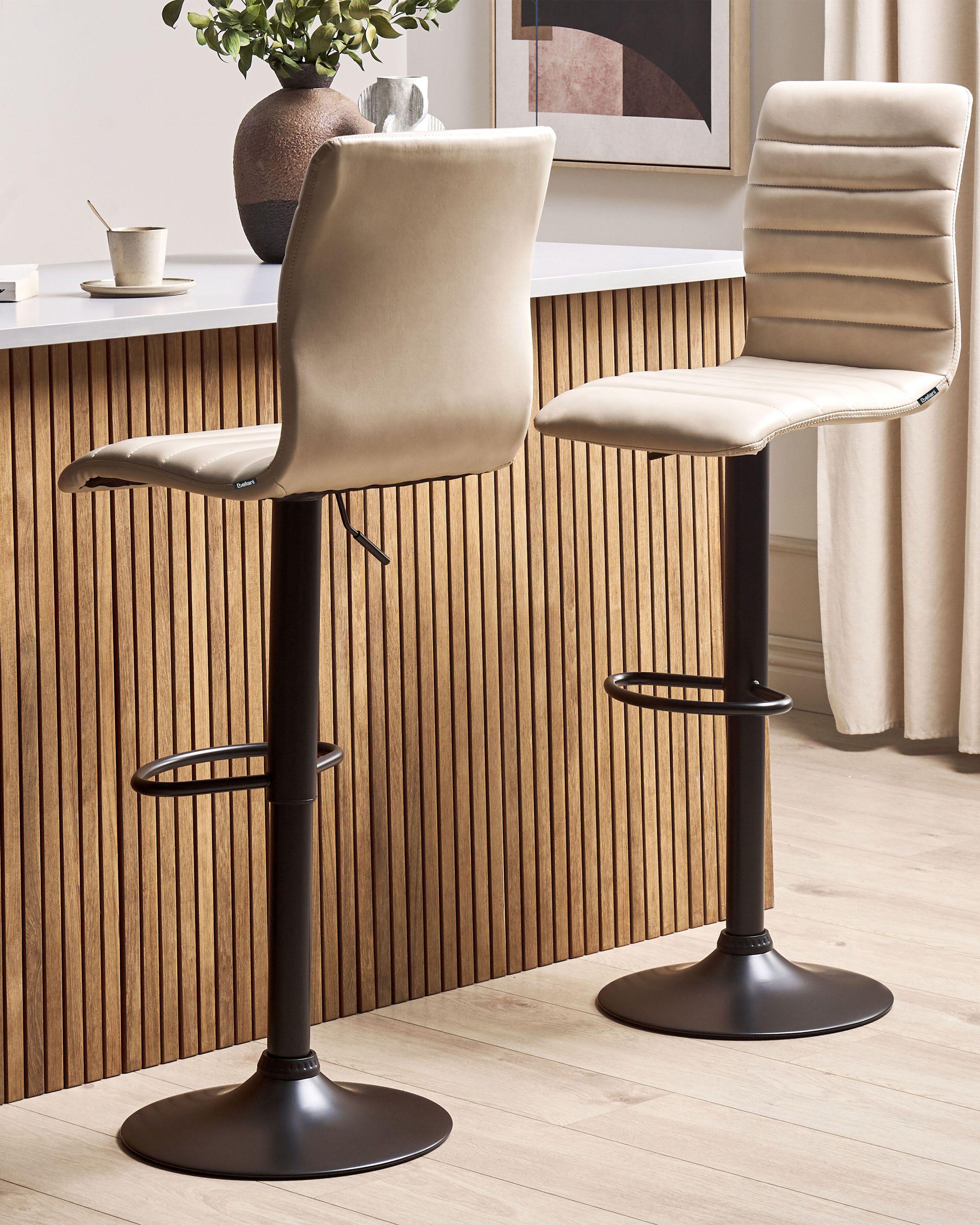 Set van 2 barstoelen LUCERNE Kunstleer draaibaar Lichtbeige