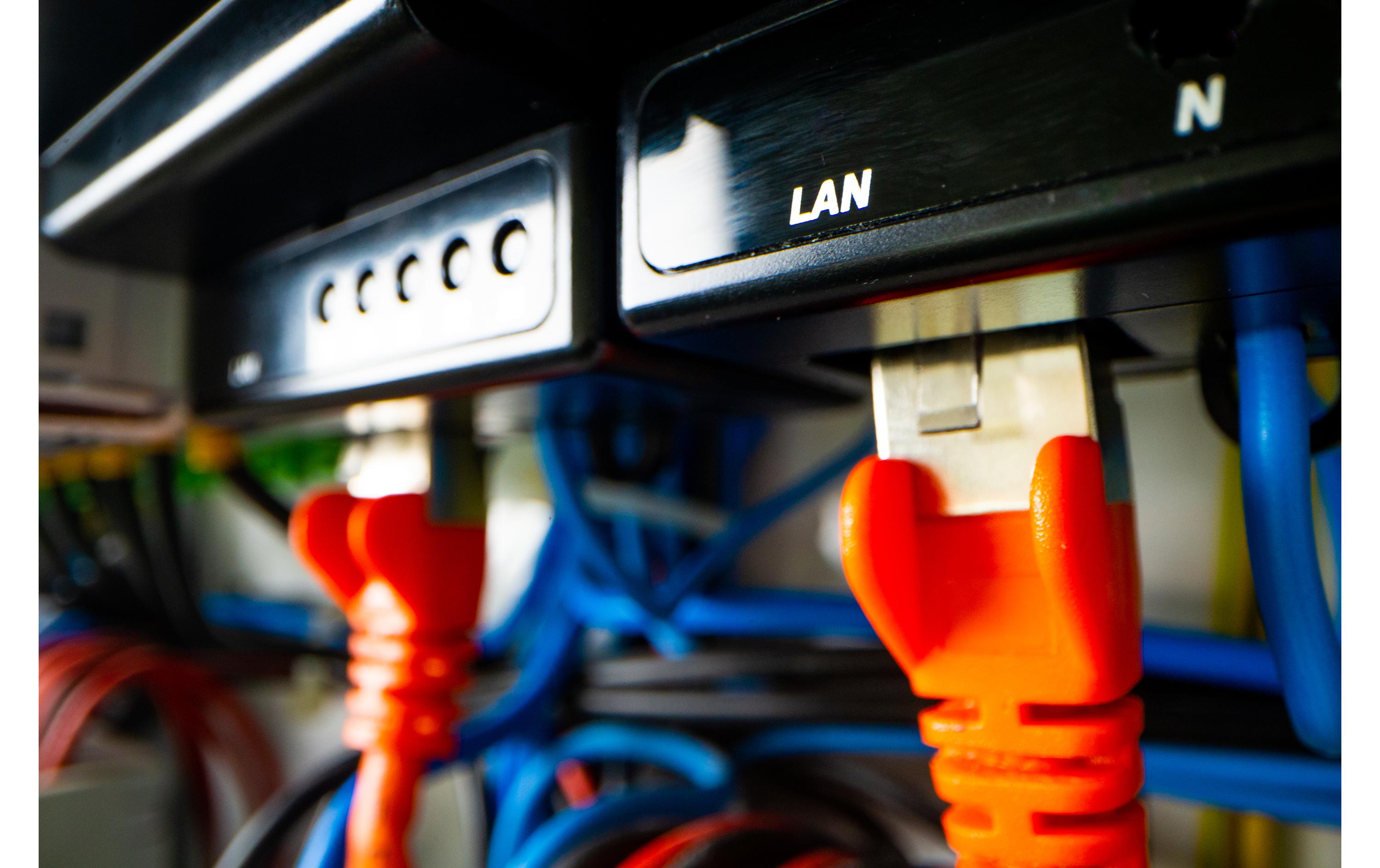 Pro 4PM LAN und WiFi-DIN-Rail Switch<br>LAN und WLAN 4 Kanäle 16 A Schaltaktor, Bluetooth