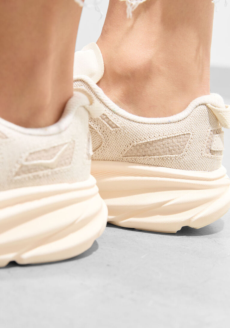 beige hoka lage sneakers clifton one9 d