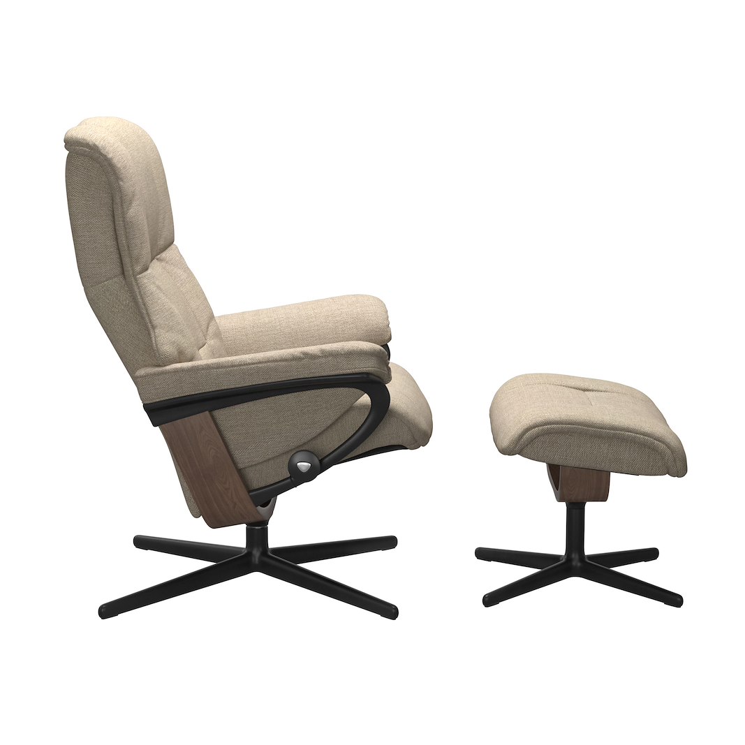 Mayfair (M) Cross lenestol med krakk Tekstil Daisy Beige og Cross understell i valnøttbeiset og sort.