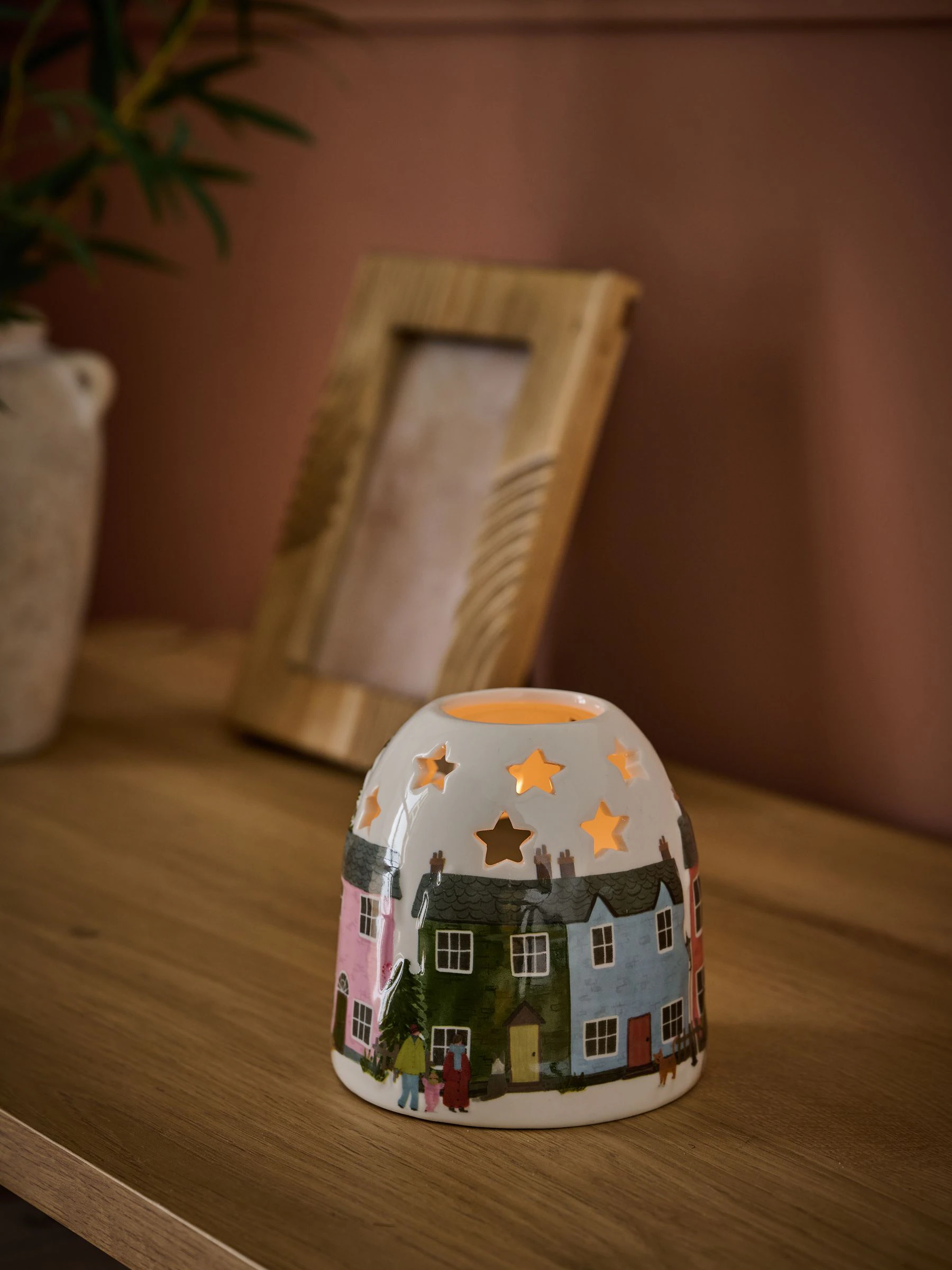 Theelichthouder met keramische huisjes