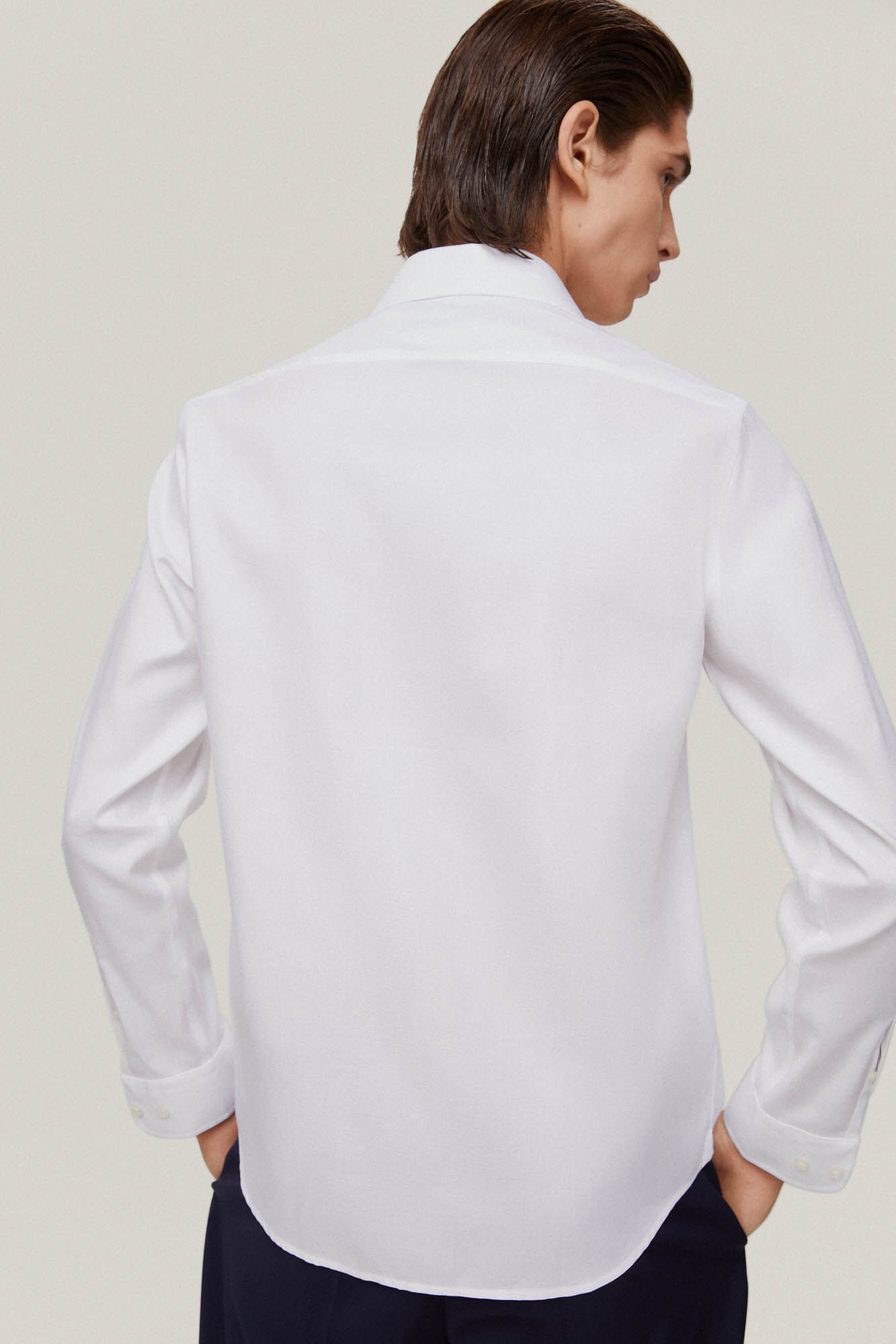 Camisa social lisa em sarja, não precisa passar e é resistente a manchas - Branca
