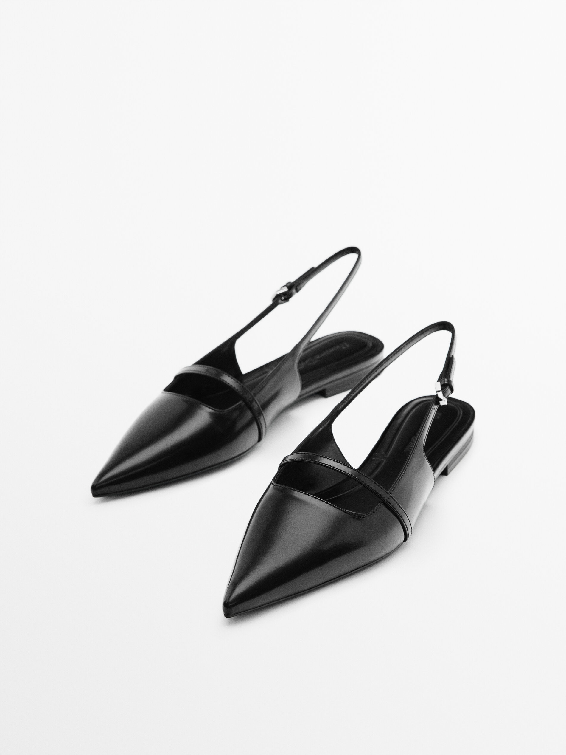 Sapato baixo de couro com detalhes - PRETO