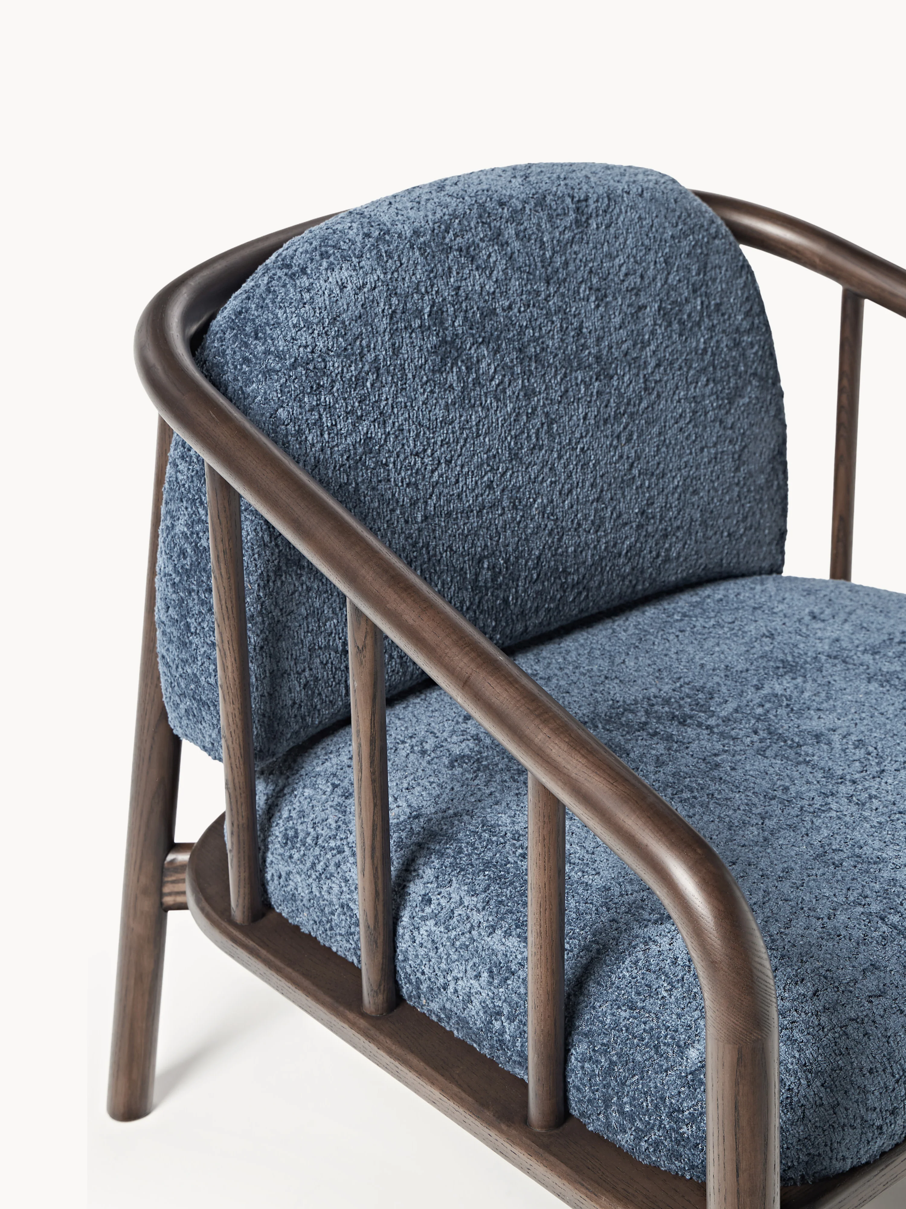 Loungefauteuil Balin van essenhout met teddy-bekleding