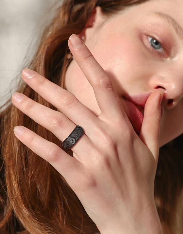 INF Antistressring laget av rustfritt stål med sol og måne Sort 23 mm