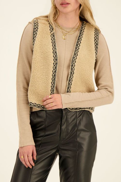 Beige teddy gilet met zwarte embroidery