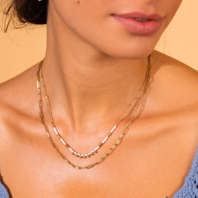 Collier fin en acier doré avec perles blanches