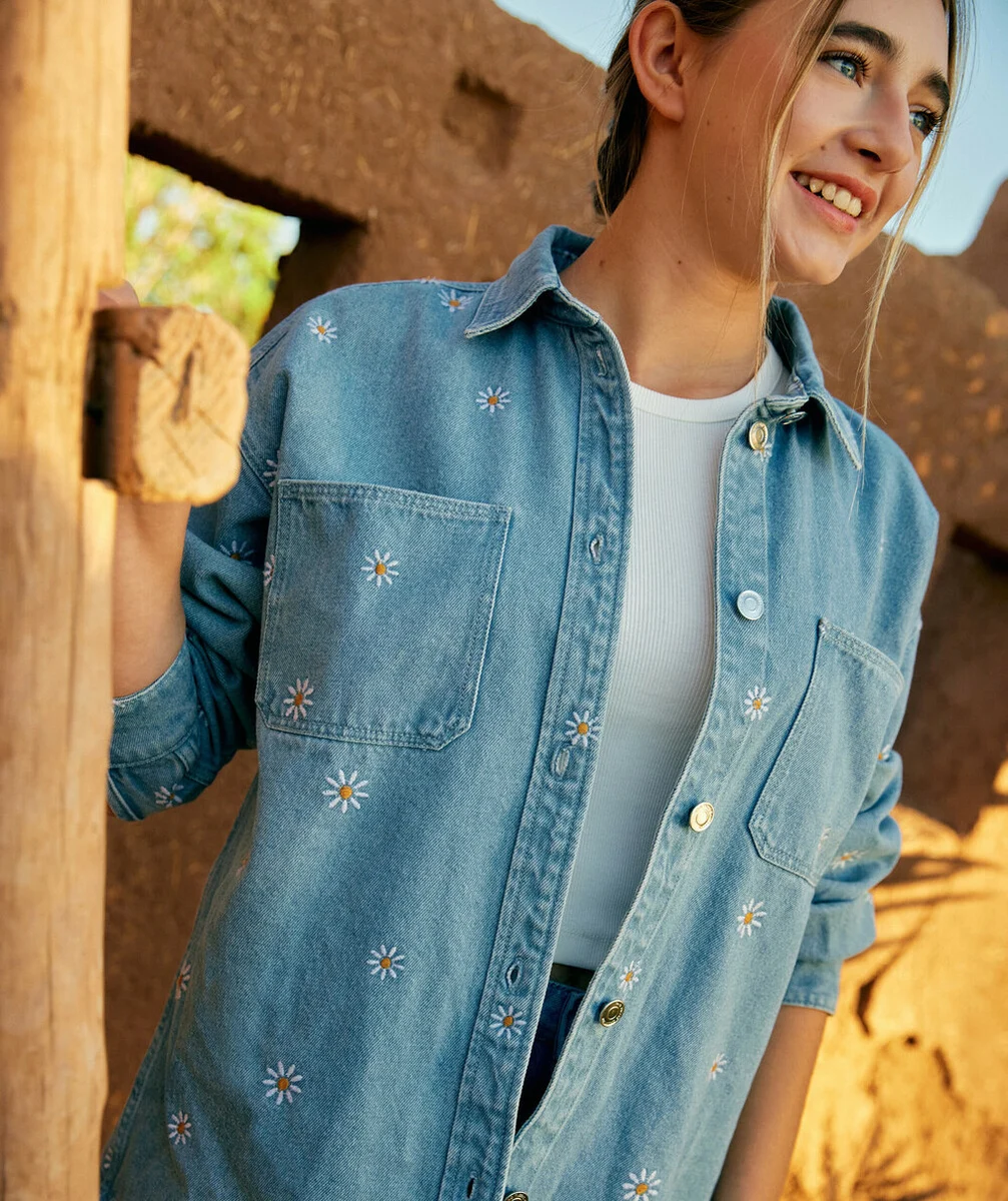 VESTE FILLE EN DENIM BLEU LOW IMPACT AVEC MARGUERITES BRODÉES