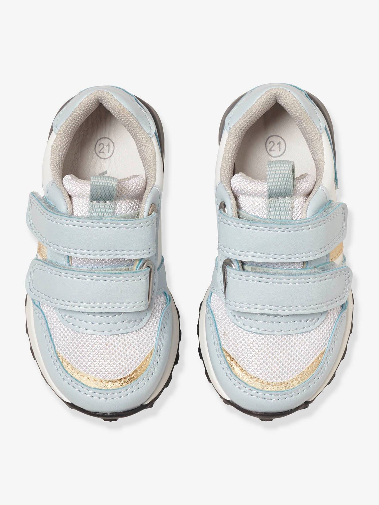 Tênis infantil feminino azul claro, modelo liso, com tiras autoadesivas e estampas.