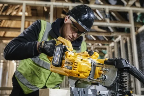 DeWALT DCS777T2-QW, 6300 rpm, 50°, 50°, 104 dB, 93 dB, 1,5 m/s²