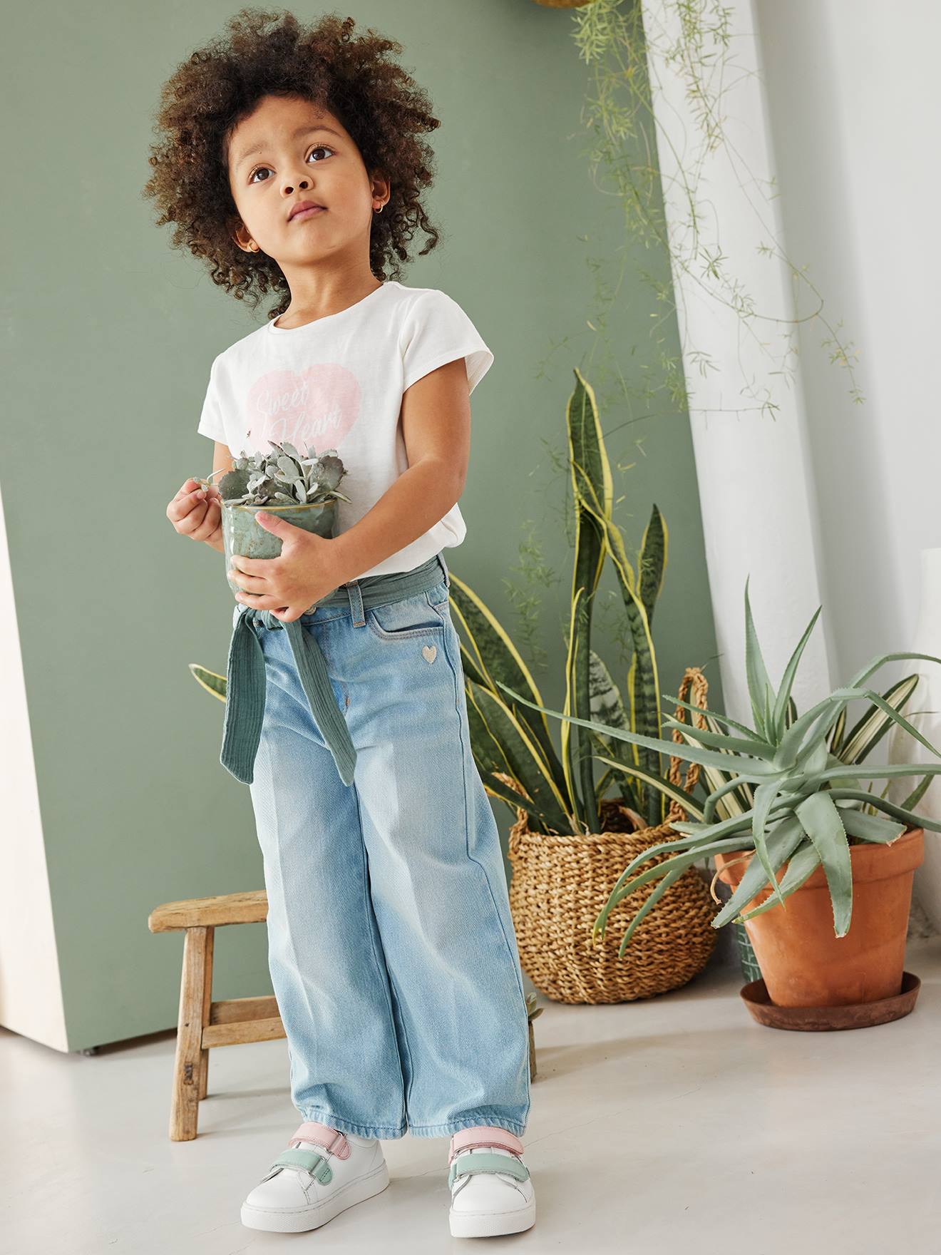 Tênis de couro branco com fecho de velcro para meninas