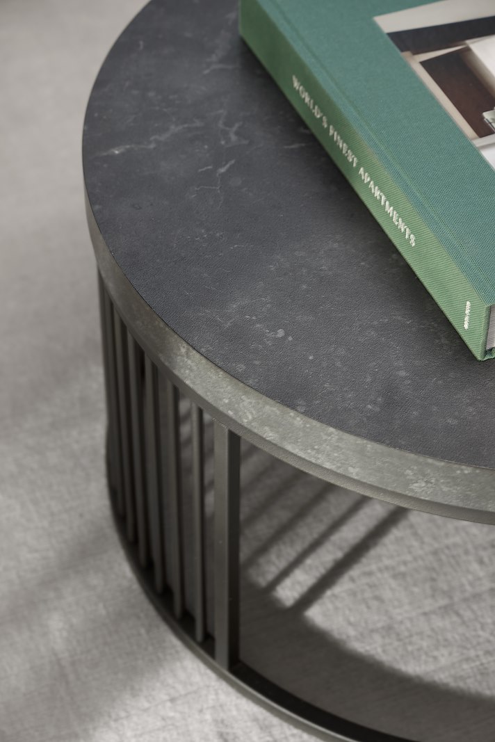 Strington sofabord Ø65cm. Sort marmorprint med sort trådunderstell.