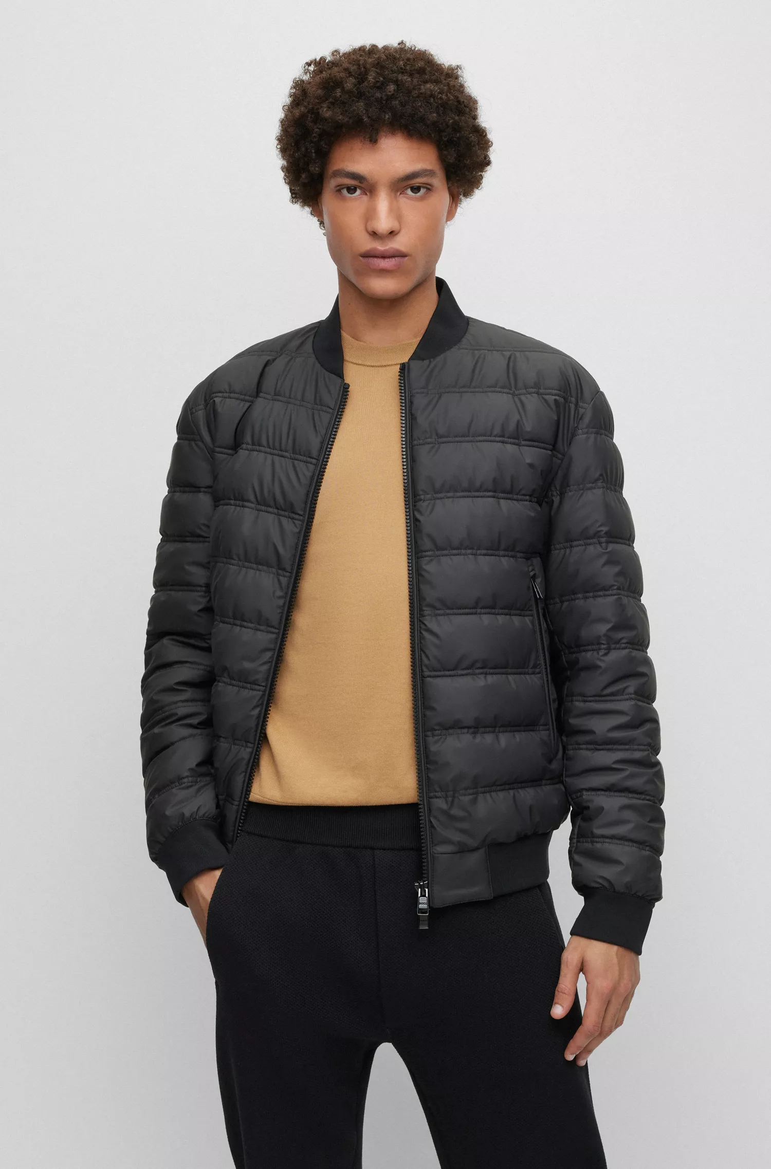 Jaqueta puffer BOSS preta, repelente à água, com zíper de duas vias.