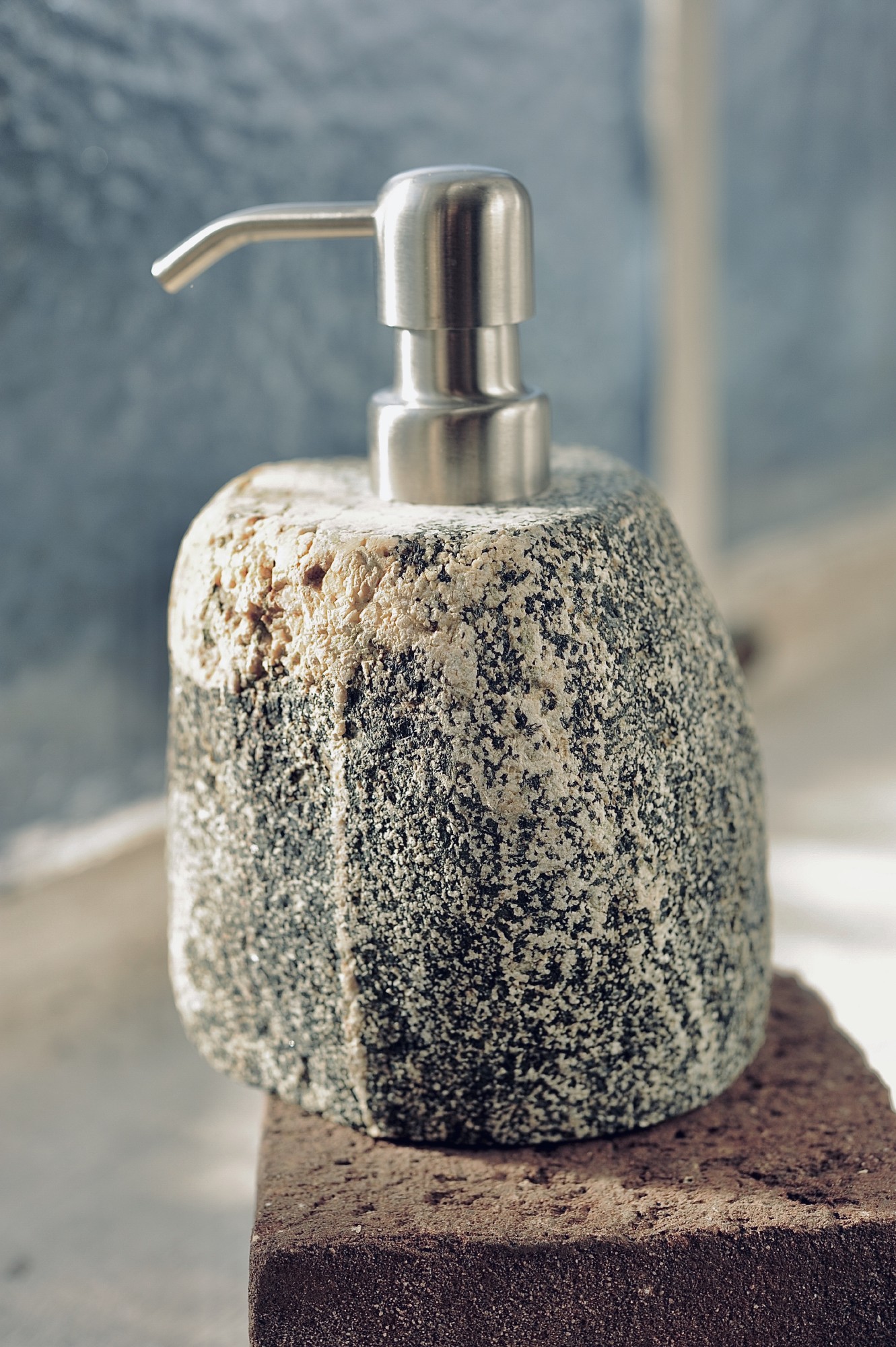 Seifenspender 'Savon' aus Naturstein, Ø 12 cm, H 16 cm von fischer's lagerhaus