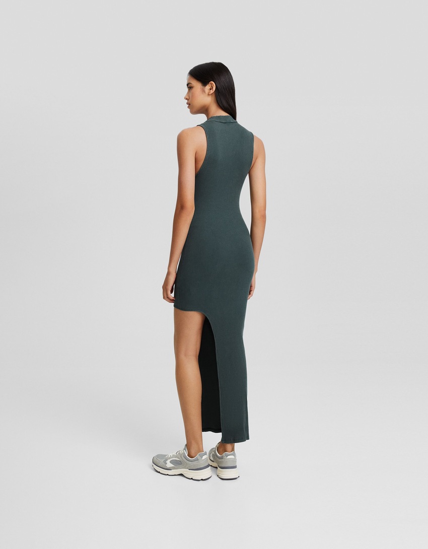 Vestido midi com fenda lateral