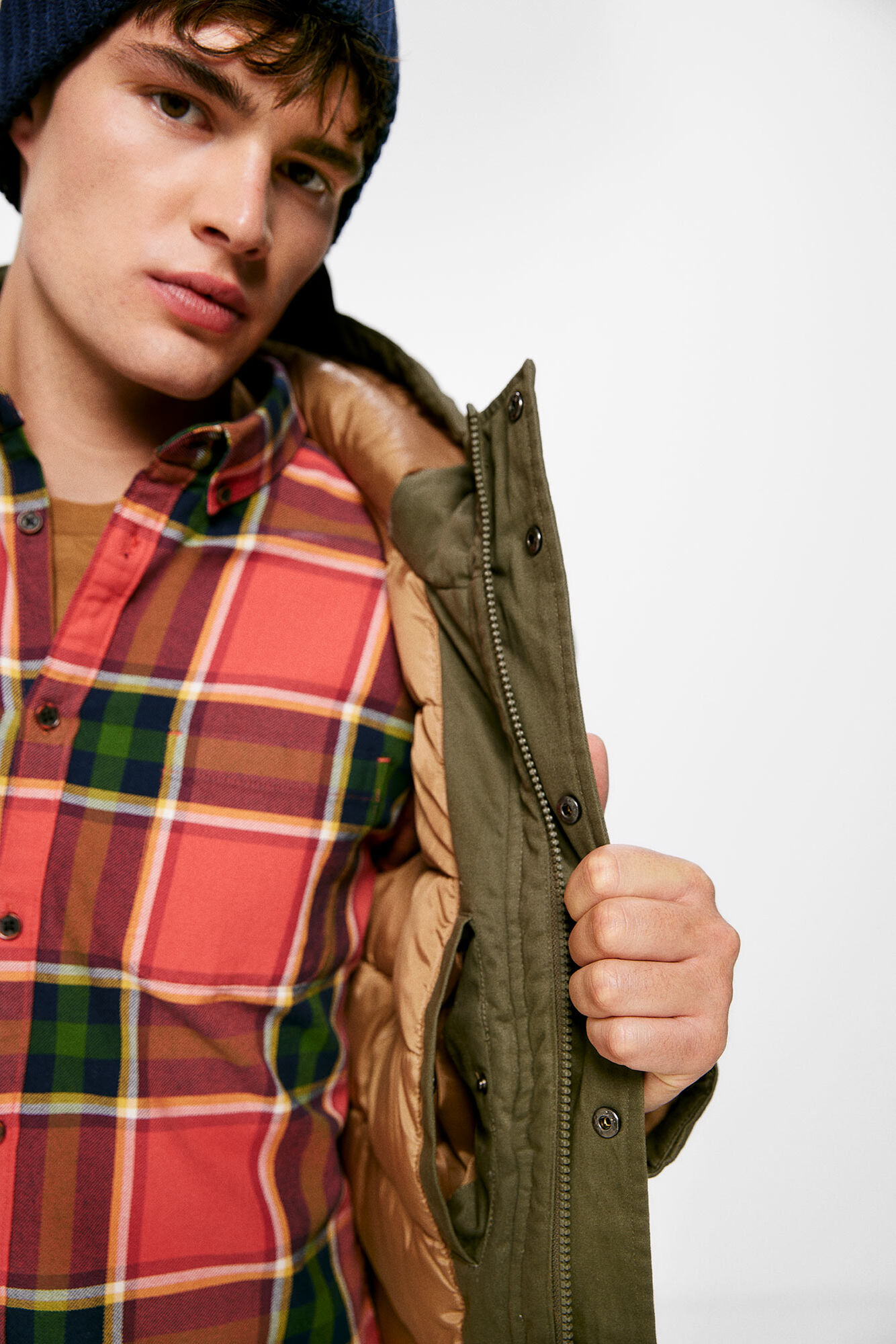 Parka curta acolchoada com capuz.