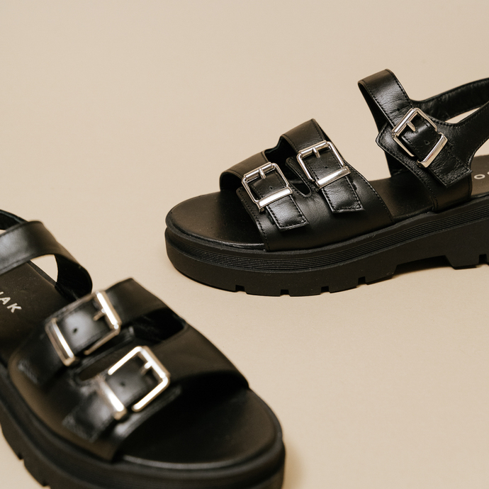 Sandales à plateformes et boucles argentés  en cuir noir