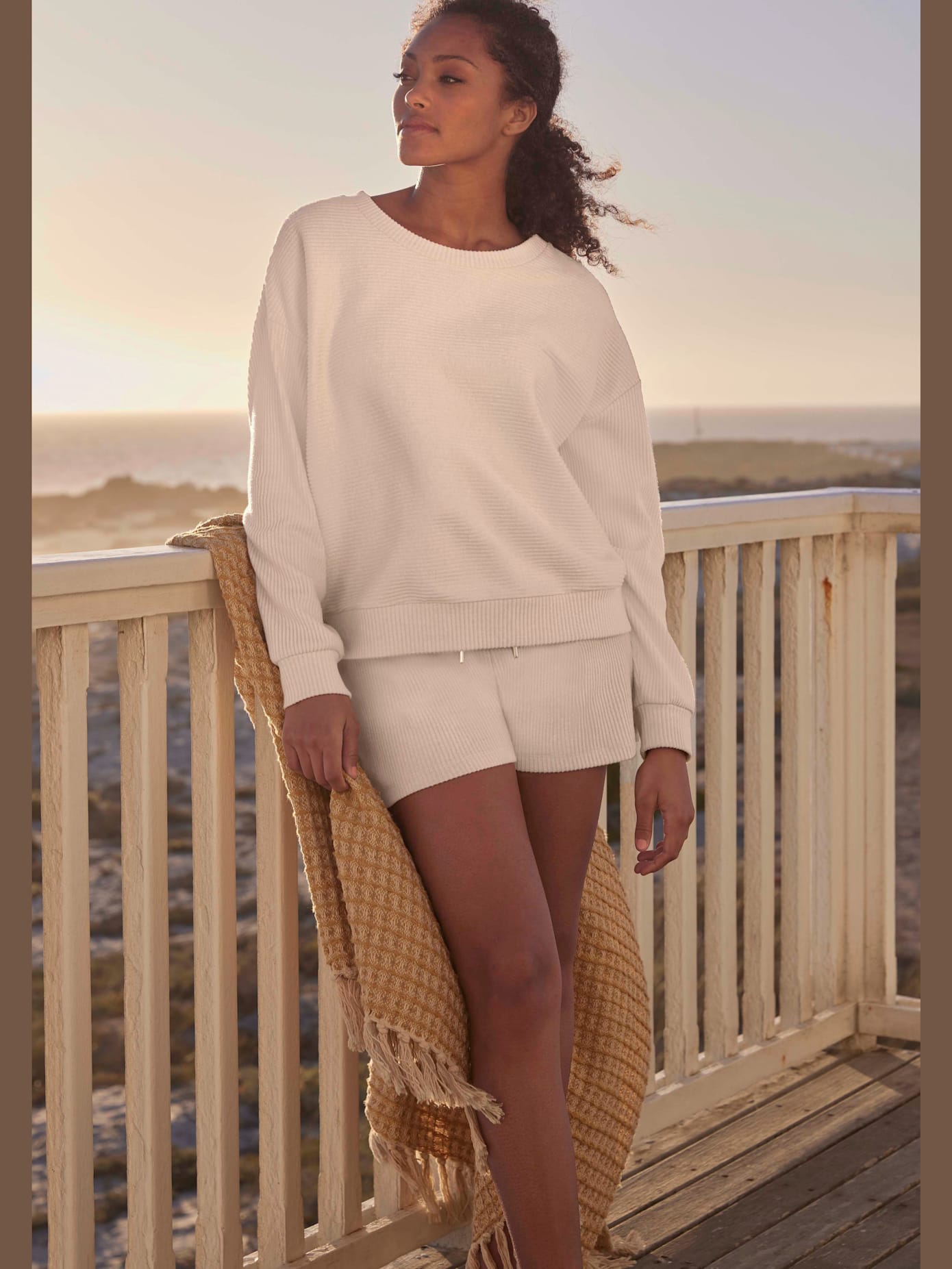 Short en matière sweat empiècement en dentelle en qualité côtelée