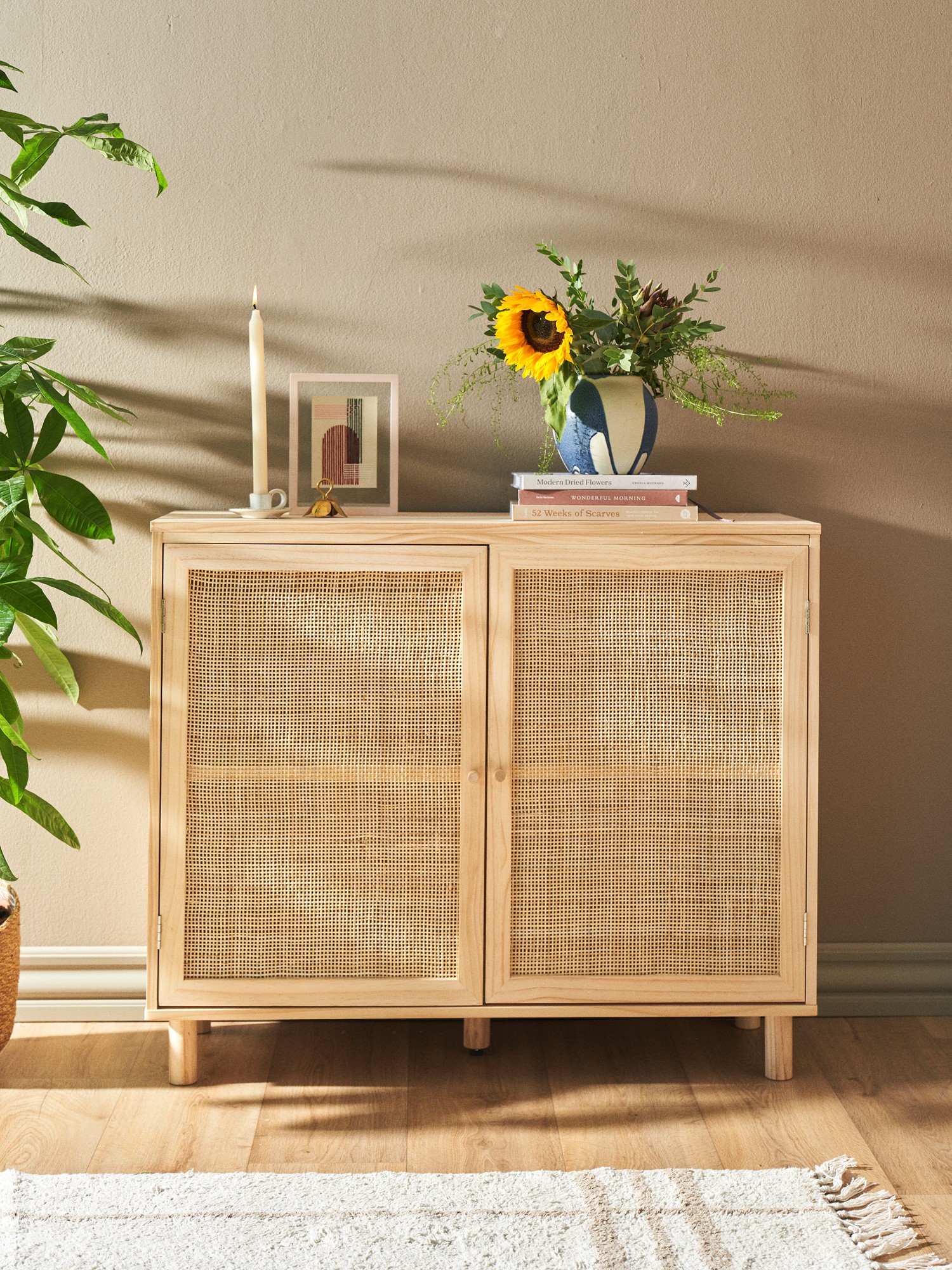 Skab | Fyrretræ/rattan. 95 x 35 x 80 cm. | Nature