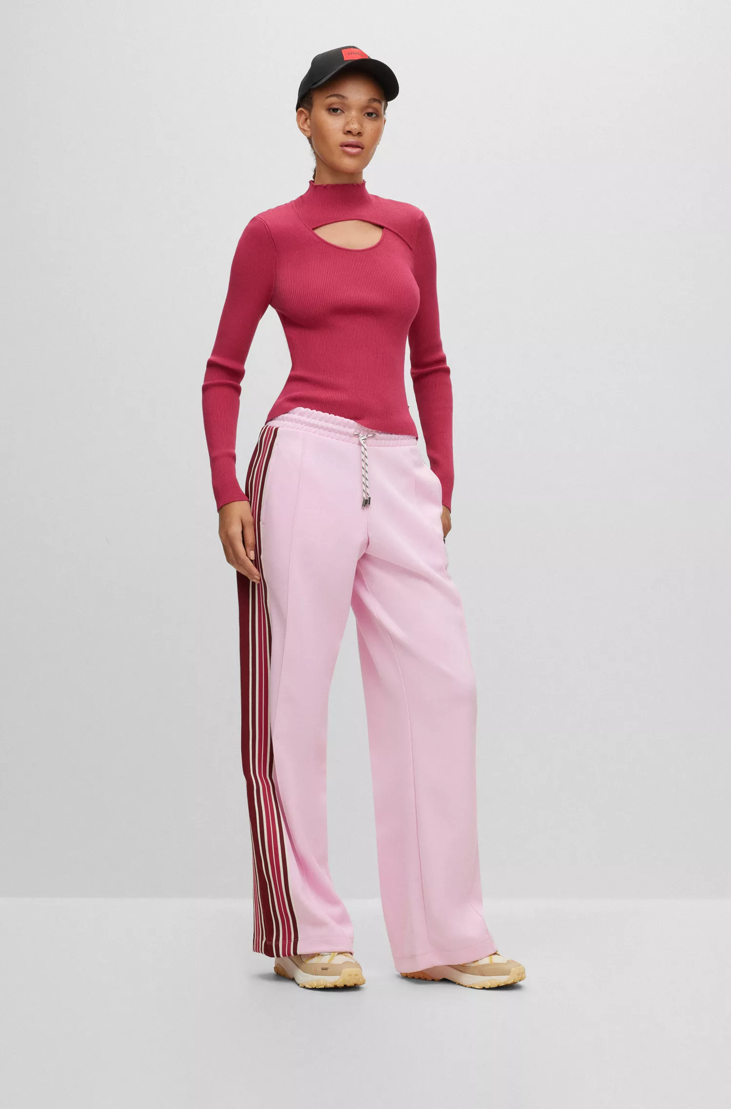 Suéter HUGO vermelho com gola franzida e detalhe vazado.