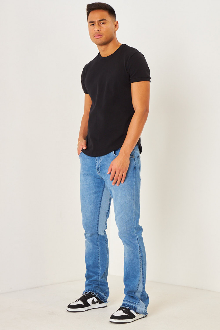 Jeans bleu évasé aux chevilles