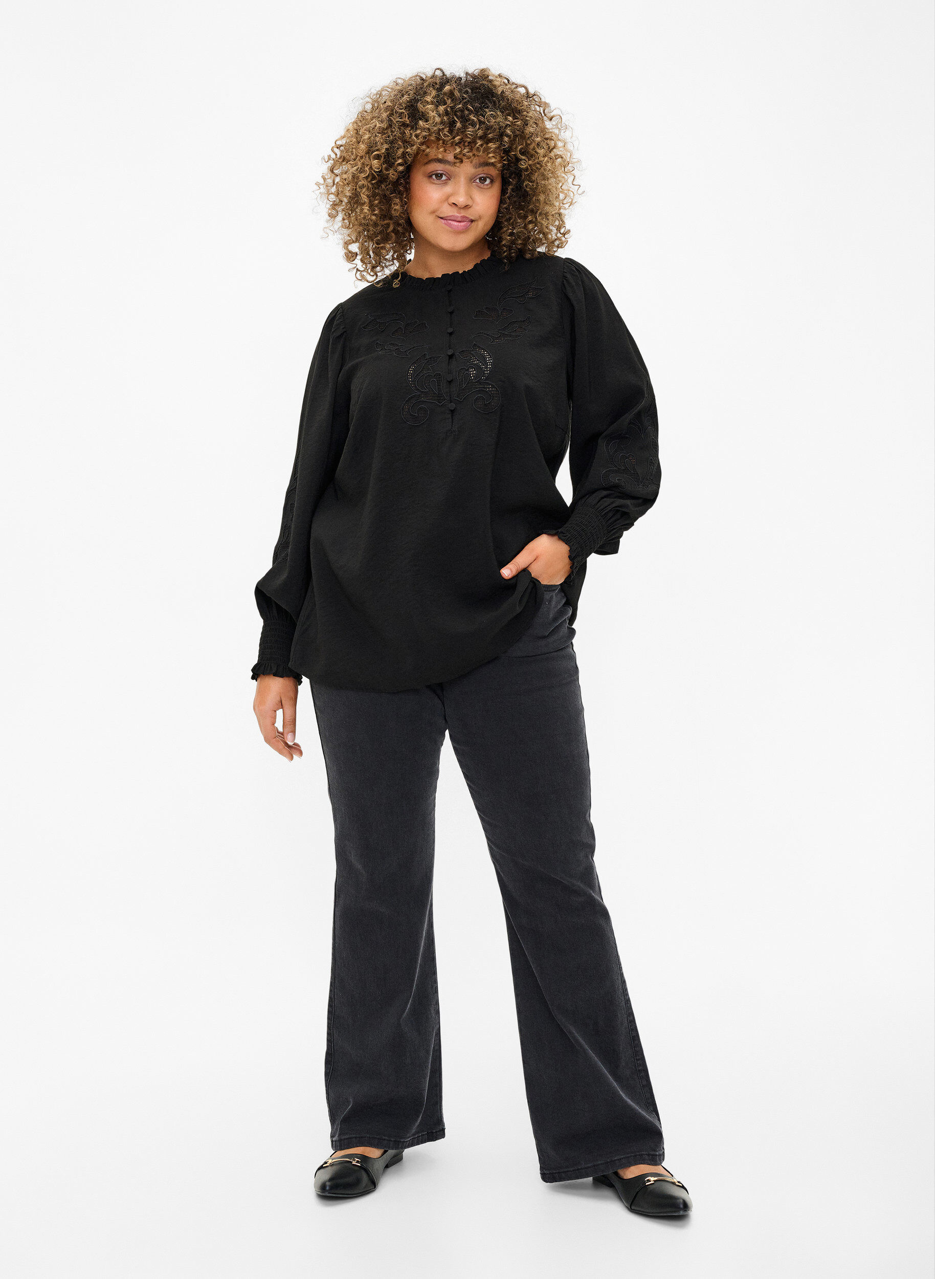 Bluse med flæser og broderi anglaise