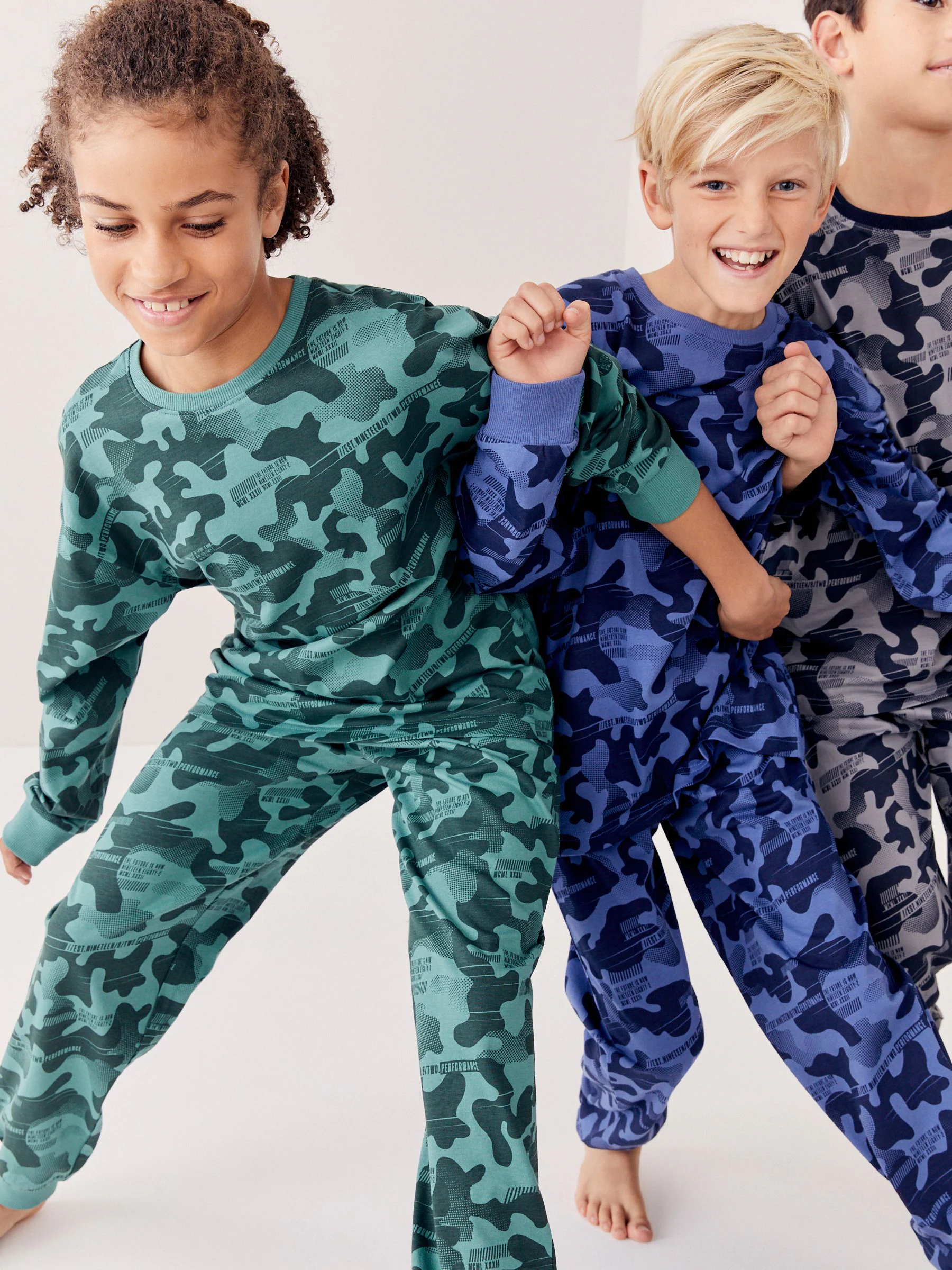 Grijs/blauw/groen camouflage - Verpakking van 3 pyjama's met lange mouwen (3-16 jr)
