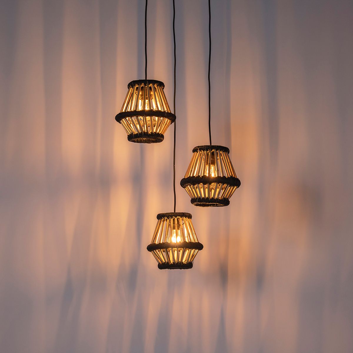 Oosterse hanglamp bamboe met zwart rond 3-lichts - Evalin