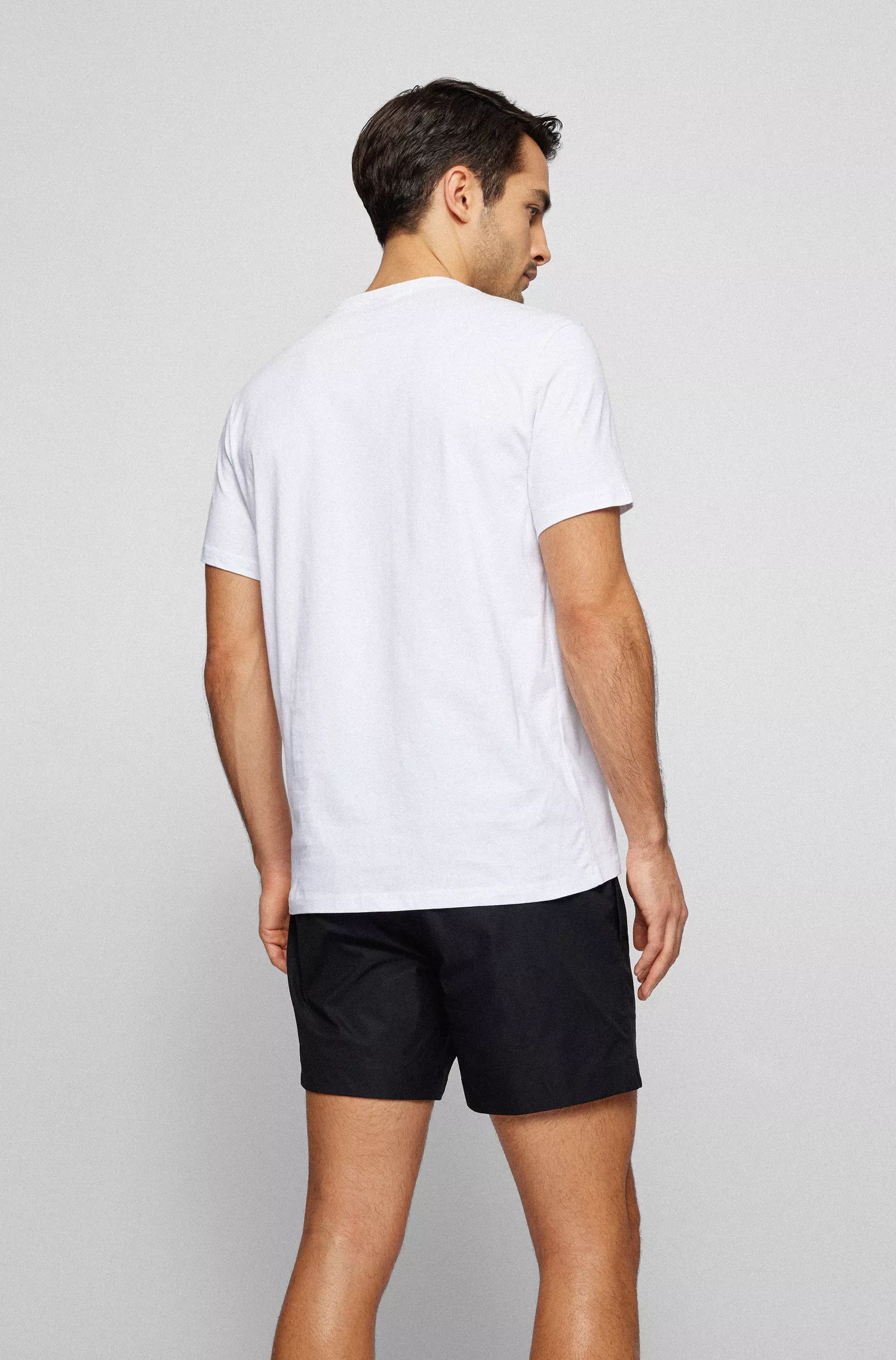 Camiseta BOSS preta, modelagem relaxada, proteção solar UPF 50+, em algodão com logo.