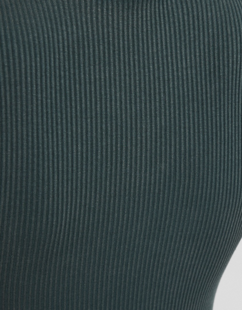 Vestido midi com fenda lateral